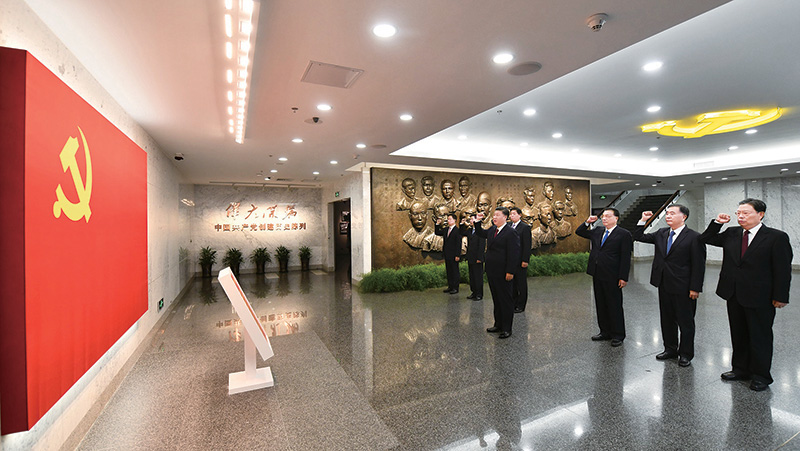 2017年10月31日，中共中央總書記、國家主席、中央軍委主席習近平帶領中共中央政治局常委李克強、栗戰書、汪洋、王滬寧、趙樂際、韓正，瞻仰上海中共一大會址和浙江嘉興南湖紅船。這是31日上午，在上海中共一大會址紀念館，習近平帶領其他中共中央政治局常委同志一起重溫入黨誓詞。 